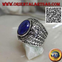 Bague en argent avec lapis lazuli ovale sur une large bande arrondie à décor ajouré