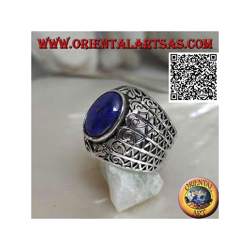 Anello in argento con lapislazzulo ovale su fascia larga bombata a decorazione traforata