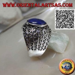 Silberring mit ovalem Lapislazuli auf einem breiten, abgerundeten Band mit durchbrochener Dekoration