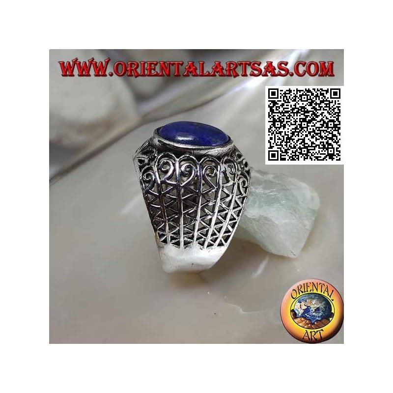 Bague en argent avec lapis lazuli ovale sur une large bande arrondie à décor ajouré