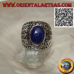 Silberring mit ovalem Lapislazuli auf einem breiten, abgerundeten Band mit durchbrochener Dekoration