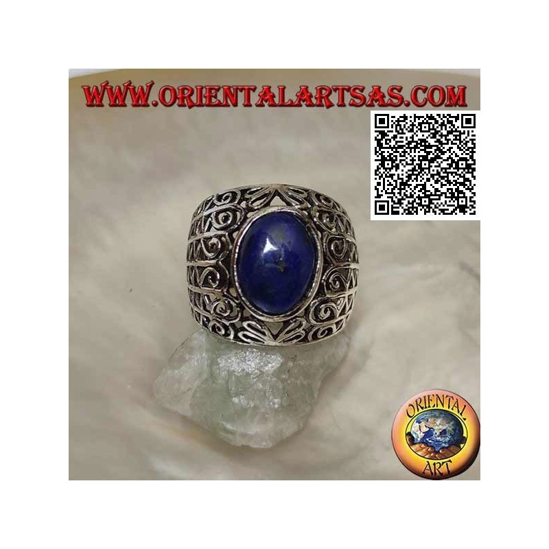 Silberring mit ovalem Lapislazuli auf einem breiten, abgerundeten Band mit durchbrochener Dekoration