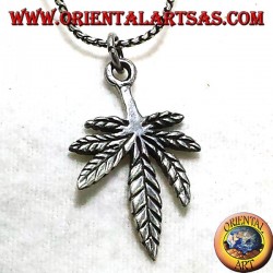 ciondolo foglia di canapa in argento