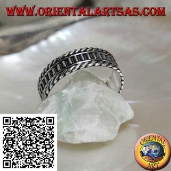 Anillo de plata con segmentos verticales entre cordones enrollados