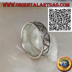 Anillo de plata con triángulos grabados sobre triángulos en bajorrelieve