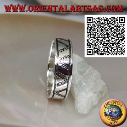 Silver ring with triangles engraved on triangles in bas-relief