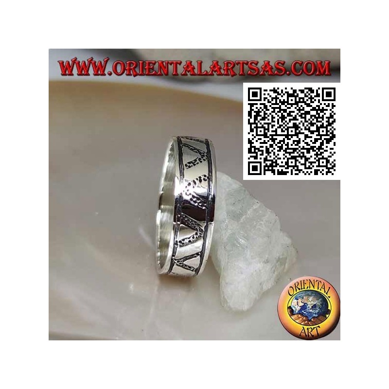 Bague en argent avec triangles gravés sur triangles en bas-relief