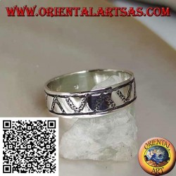 Anillo de plata con triángulos grabados sobre triángulos en bajorrelieve