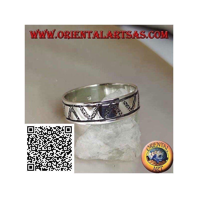 Silver ring with triangles engraved on triangles in bas-relief