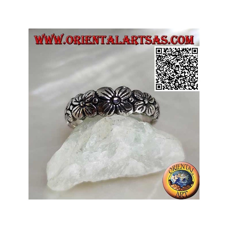 Silberring mit graviertem Band mit wachsender Reihe von vierblättrigen Blüten im Relief