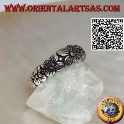 Anillo de plata con banda grabada con fila creciente de flores de cuatro pétalos en relieve