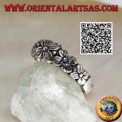 Bague en argent avec bande gravée avec rangée croissante de fleurs à quatre pétales en relief
