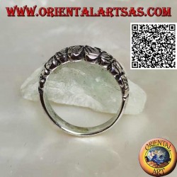 Anillo de plata con banda grabada con fila creciente de flores de cuatro pétalos en relieve