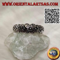 Bague en argent avec bande gravée avec rangée croissante de fleurs à quatre pétales en relief