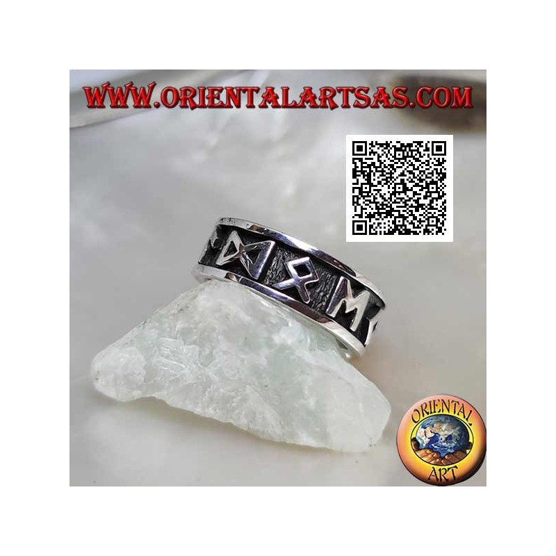 Silberring mit graviertem Band mit Symbolen und M im Basrelief