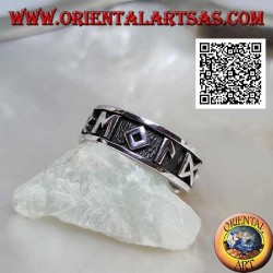 Silberring mit graviertem Band mit Symbolen und M im Basrelief