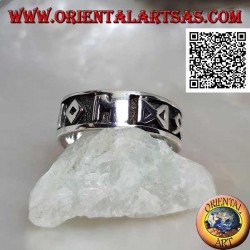 Silberring mit graviertem Band mit Symbolen und M im Basrelief