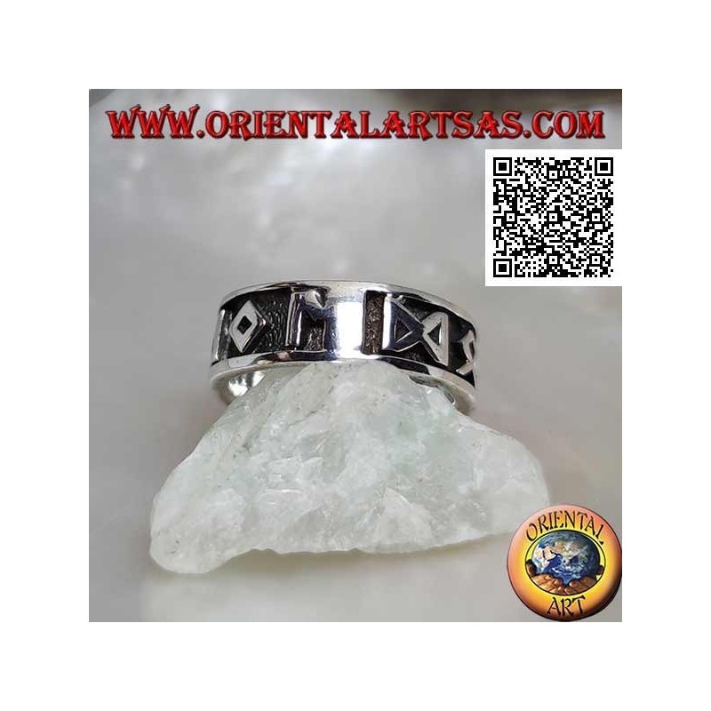 Anello in argento a fedina lavorata con simboli e M in bassorilievo
