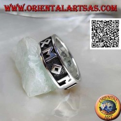 Silberring mit graviertem Band mit Symbolen und M im Basrelief