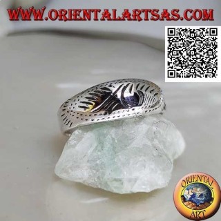 Anillo de plata con un diseño oriental ligeramente tallado