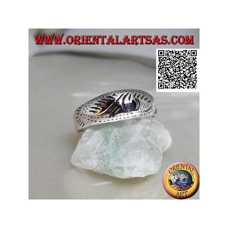 Anello in argento a fedina con disegno orientale leggermente intagliato