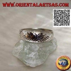 Anillo de plata con un diseño oriental ligeramente tallado
