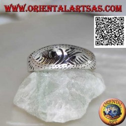 Anillo de plata con un diseño oriental ligeramente tallado