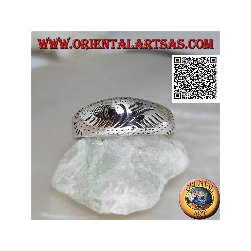 Bague en argent avec un design oriental légèrement sculpté