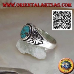 Bague en argent avec turquoise ovale naturelle avec lys impérial en bas-relief sur les côtés