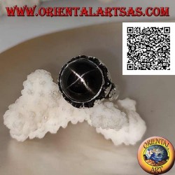 Bague en argent avec une étoile noire ronde en forme de cabochon sur une monture à bords hauts avec trio de disques