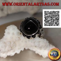 Anillo de plata con una estrella negra redonda en forma de cabujón en un marco de borde alto con trío de discos