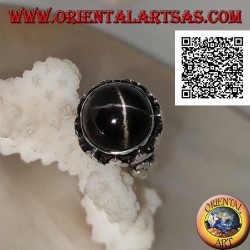 Bague en argent avec une étoile noire ronde en forme de cabochon sur une monture à bords hauts avec trio de disques