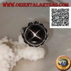 Anillo de plata con una estrella negra redonda en forma de cabujón en un marco de borde alto con trío de discos