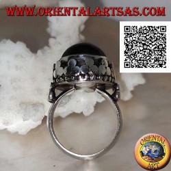 Anillo de plata con una estrella negra redonda en forma de cabujón en un marco de borde alto con trío de discos