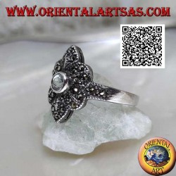 Silberring mit rundem Aquamarin auf einer sechsblättrigen Blume mit Markasit besetzt