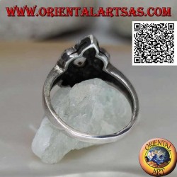 Anillo de plata con aguamarina redonda sobre una flor de seis pétalos tachonada de marcasita