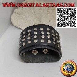 Brazalete ancho de cuero genuino, 4 filas de tachuelas en un cierre de clip y 2 largos (negro)