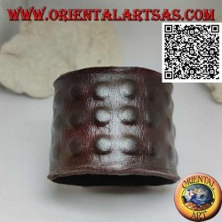 Wide bracelet in genuine leather, three rows of raised squares with clip closure and 2 lengths (brown)
