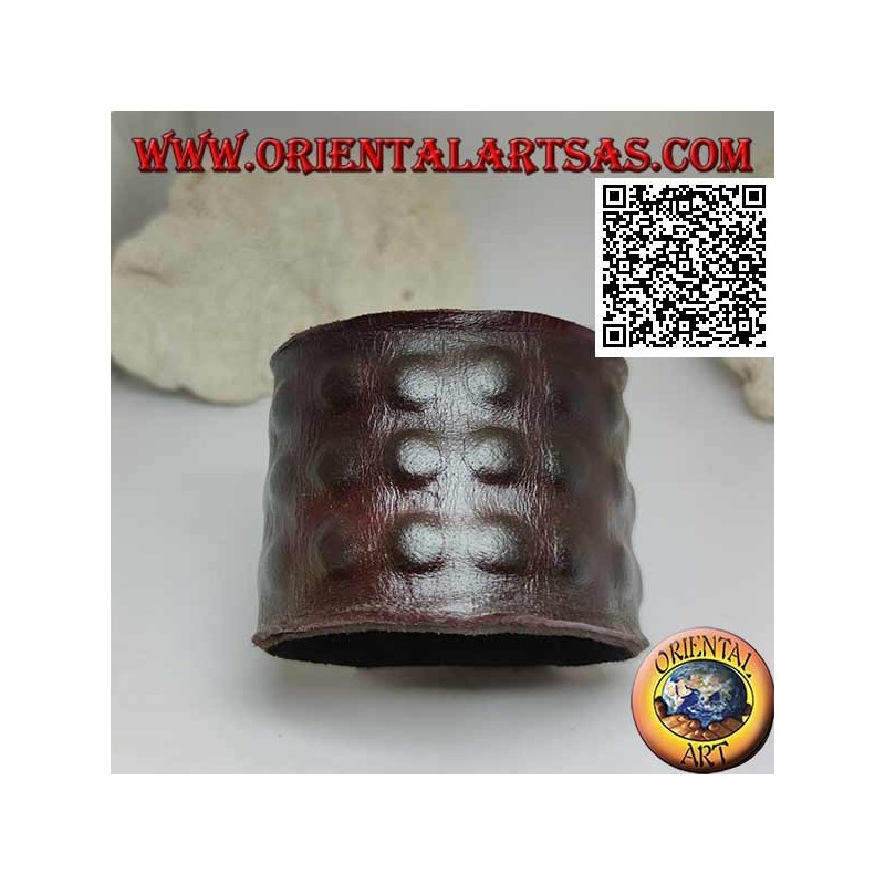 Breites Armband aus echtem Leder, drei Reihen erhabener Quadrate mit Clipverschluss und 2 Längen (braun)