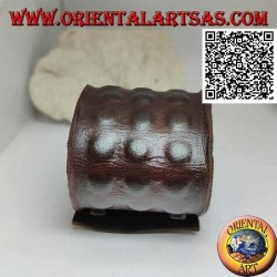 Pulsera ancha en cuero genuino, tres filas de cuadrados en relieve con cierre de clip y 2 largos (marrón)