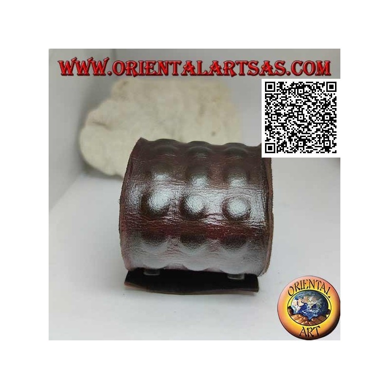 Wide bracelet in genuine leather, three rows of raised squares with clip closure and 2 lengths (brown)