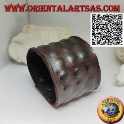 Breites Armband aus echtem Leder, drei Reihen erhabener Quadrate mit Clipverschluss und 2 Längen (braun)