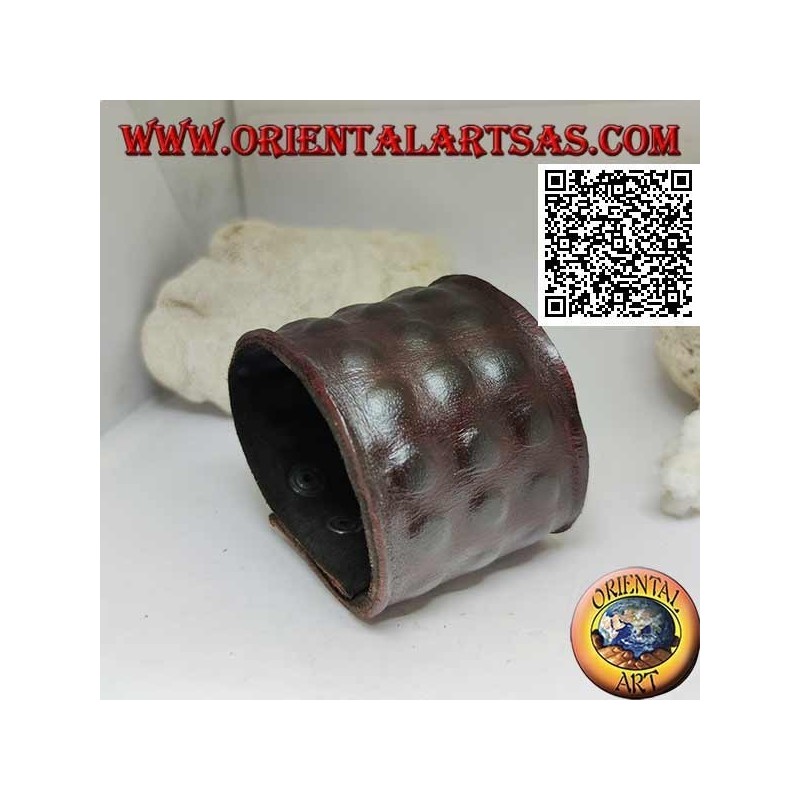 Breites Armband aus echtem Leder, drei Reihen erhabener Quadrate mit Clipverschluss und 2 Längen (braun)