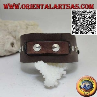 Bracciale in vero cuoio, borchie coniche e fascetta centrale con chiusura a fibbia e 5 lunghezze (marrone)