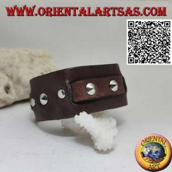 Genuine leather bracelet, conical studs and central band with buckle closure and 5 lengths (brown)