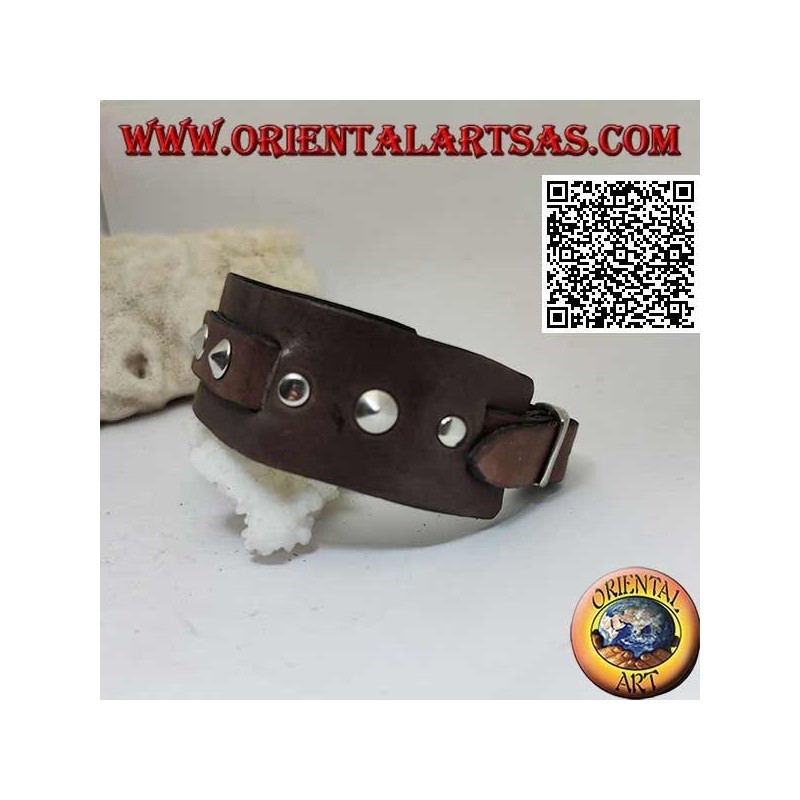Genuine leather bracelet, conical studs and central band with buckle closure and 5 lengths (brown)