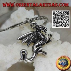 Silberanhänger in Form eines westlichen Drachen, der aufrecht auf zwei Beinen steht