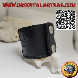 Wide bracelet in genuine leather, with square straps with clip closure and 2 lengths (black)