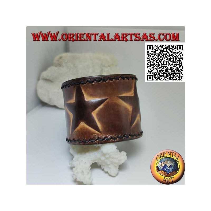 Pulsera ancha en piel auténtica, tres estrellas en relieve con cierre de clip y 2 largos
