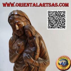 Escultura de una madre con su hijo en el regazo realizada en un solo bloque de madera de suar (148 cm)